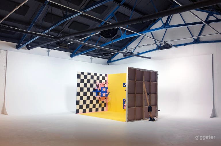  Example of a set build (on-site design services available) 