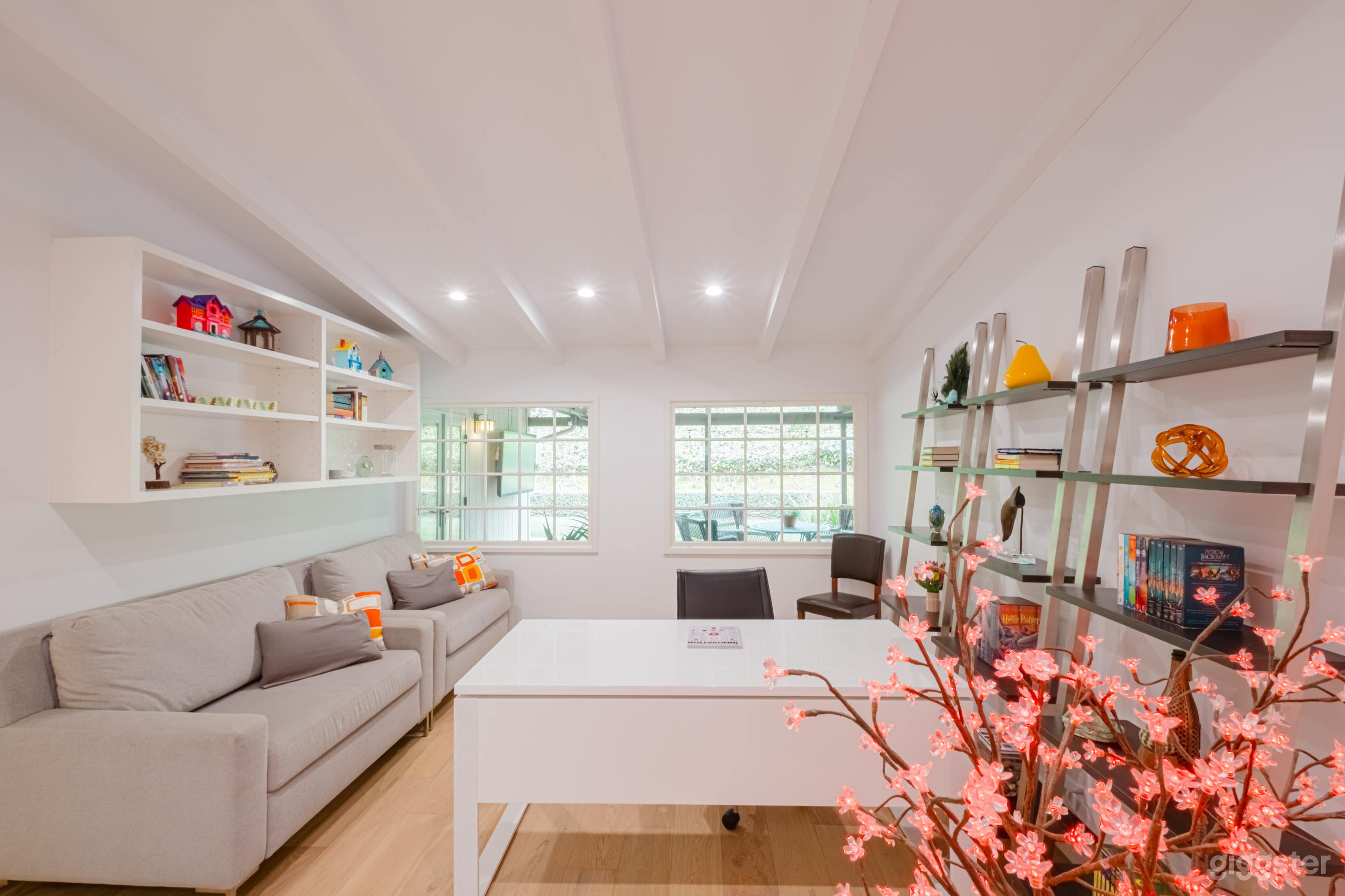 MID-CENTURY MAJESTY Photo 4