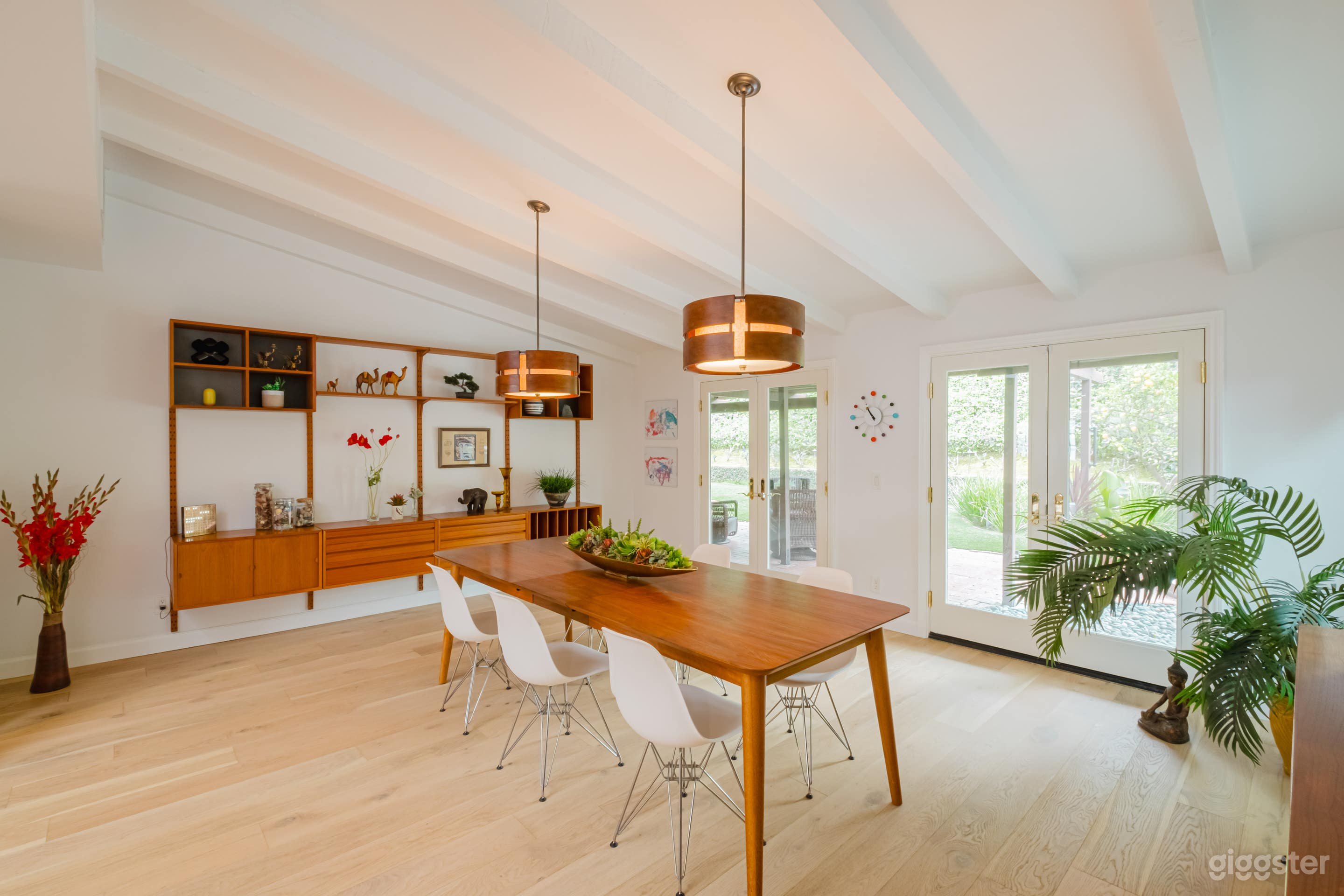 MID-CENTURY MAJESTY Photo 2