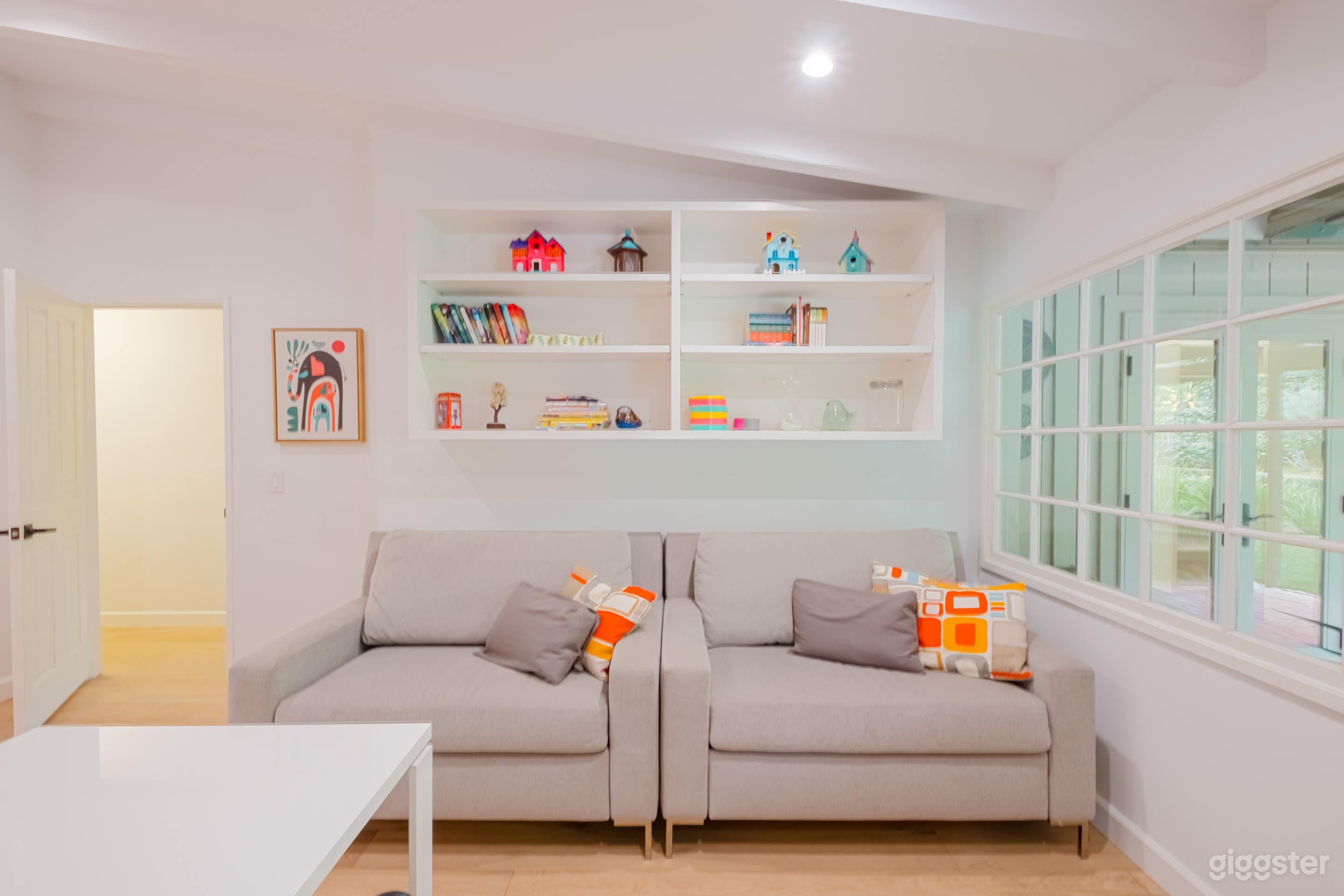 MID-CENTURY MAJESTY Photo 3