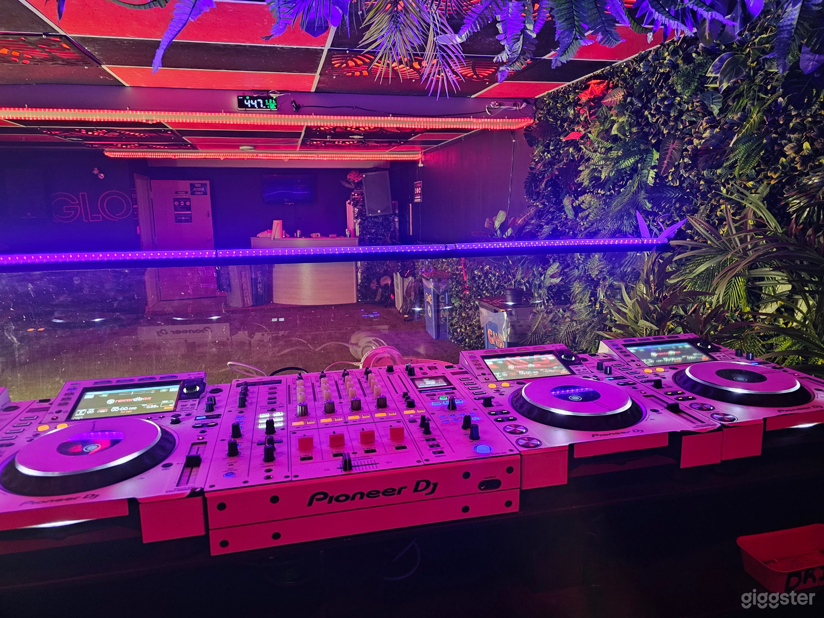 “ G L O “ Lounge Photo 2