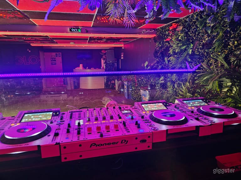  “ G L O “ Lounge 