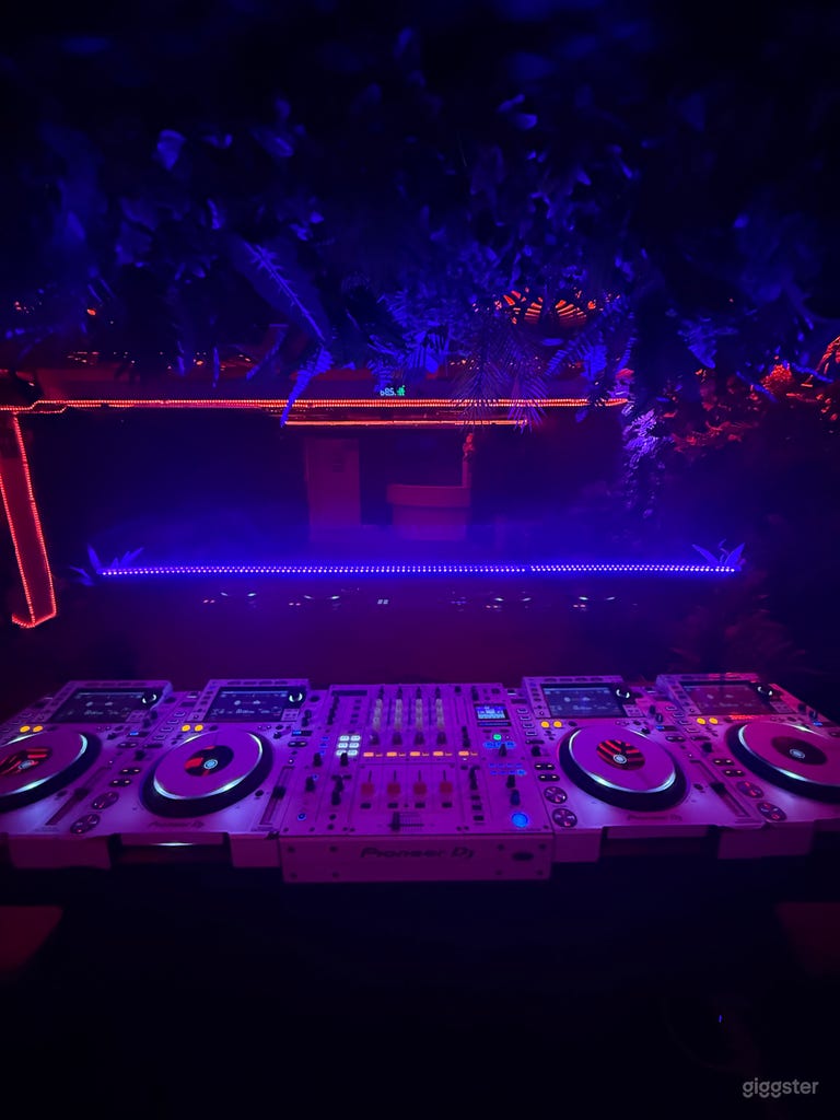  “ G L O “ Lounge 