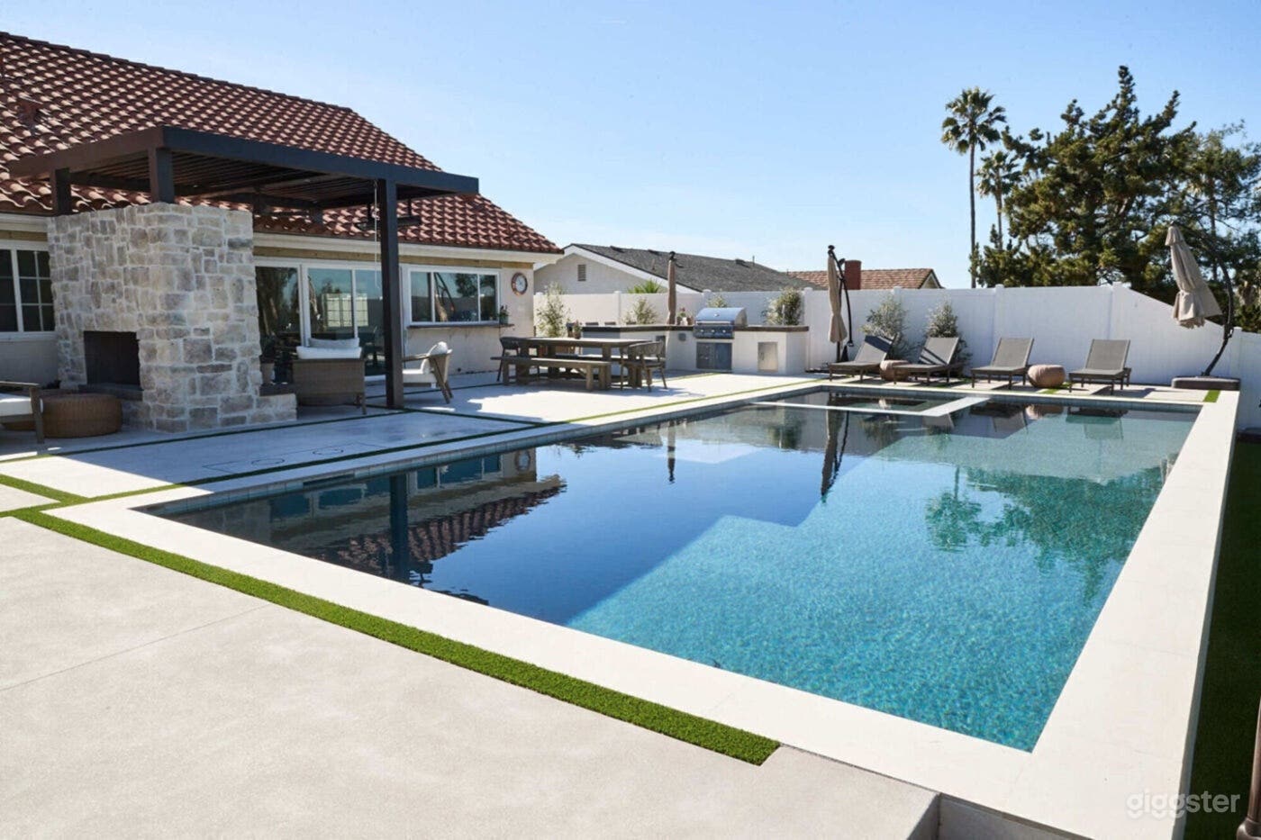 Open Upscale Pool Photo 4