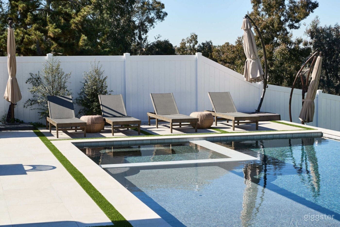 Open Upscale Pool Photo 3