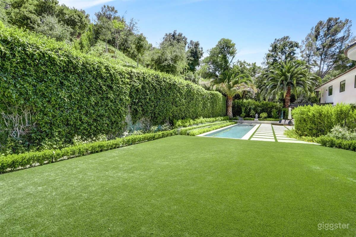 Film-Ready Modern Estate by Nobel LA | Encino Hill Photo 3