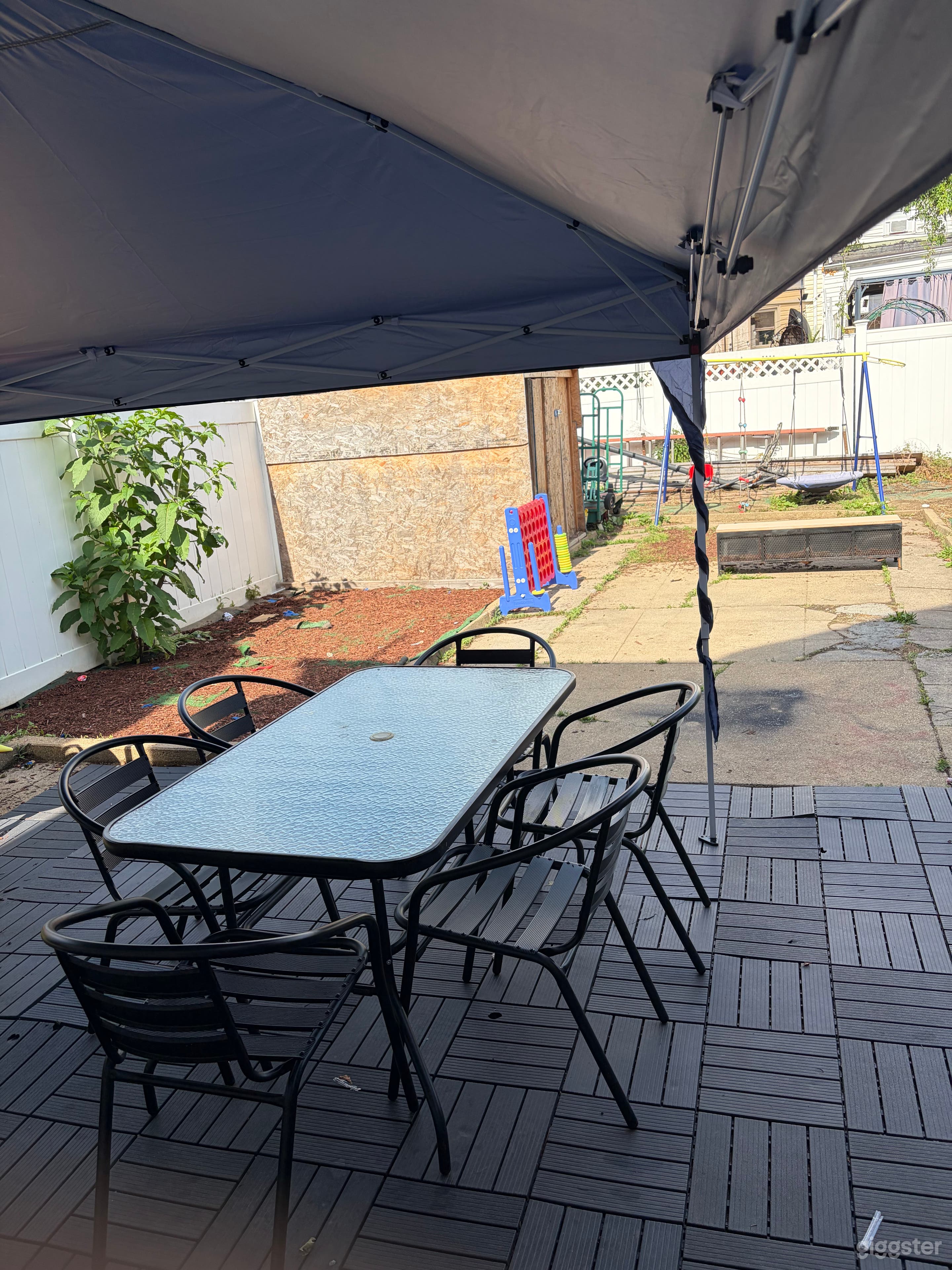 Large Backyard with private bathroom Photo 2
