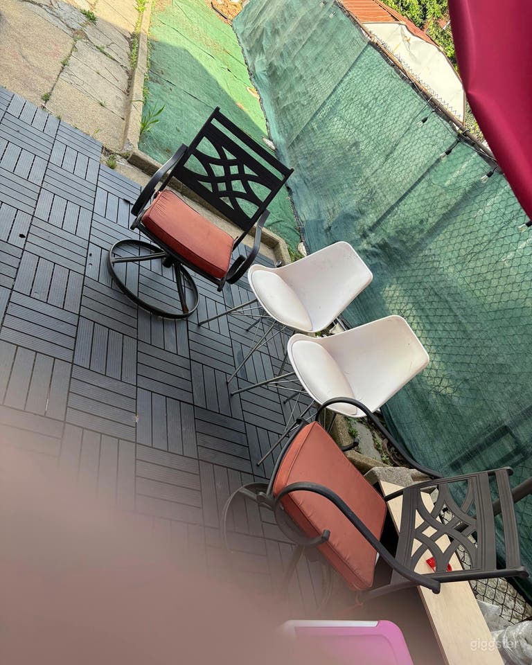 Large Backyard with private bathroom 
