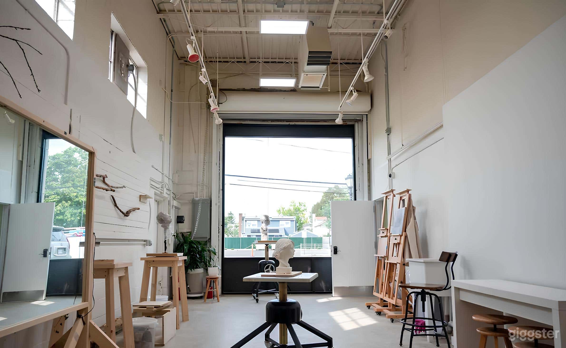 Modern Luxury Art Studio with Lounge Area Photo 2