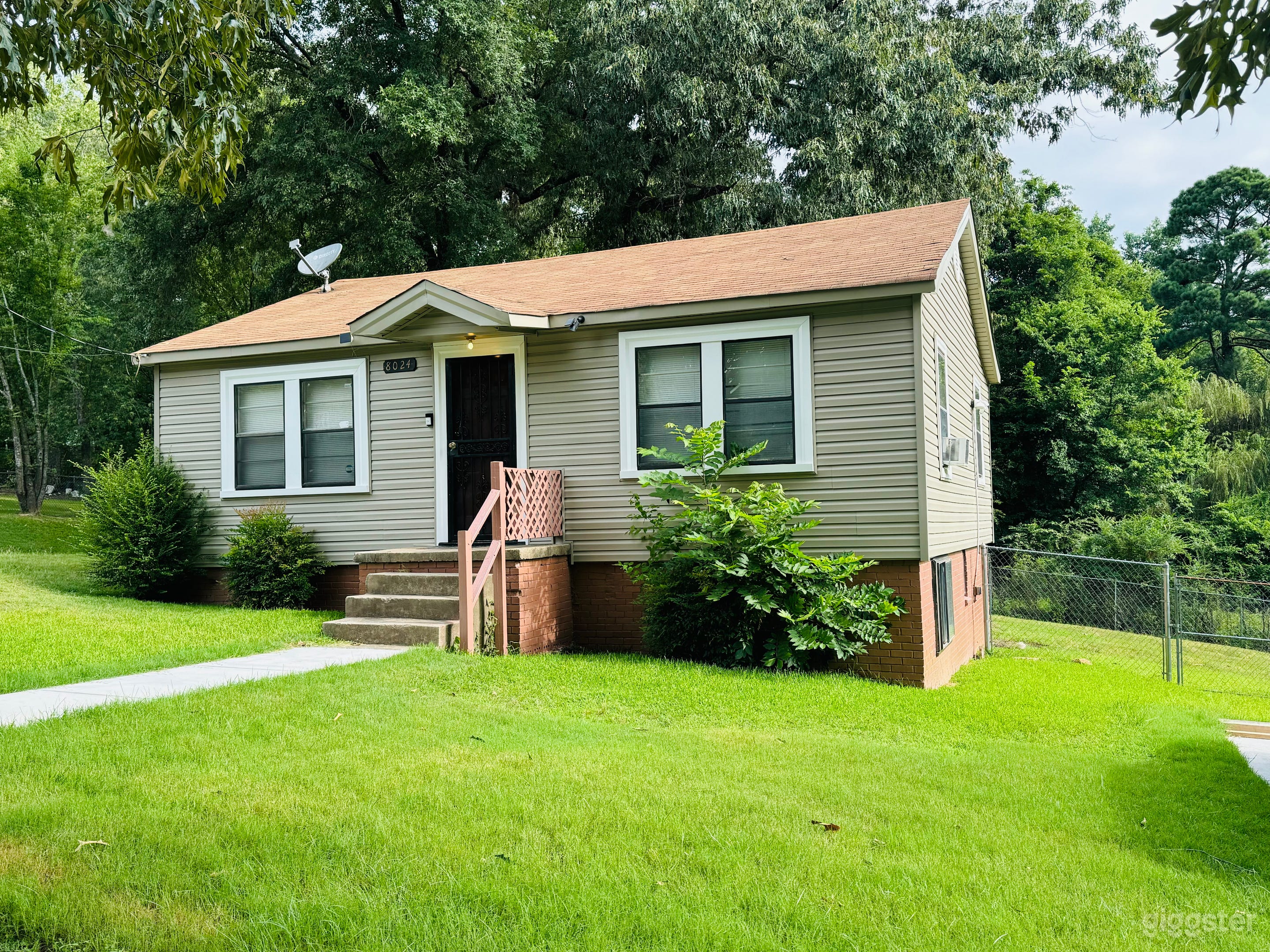 Charming Bungalow Spot  Photo 1