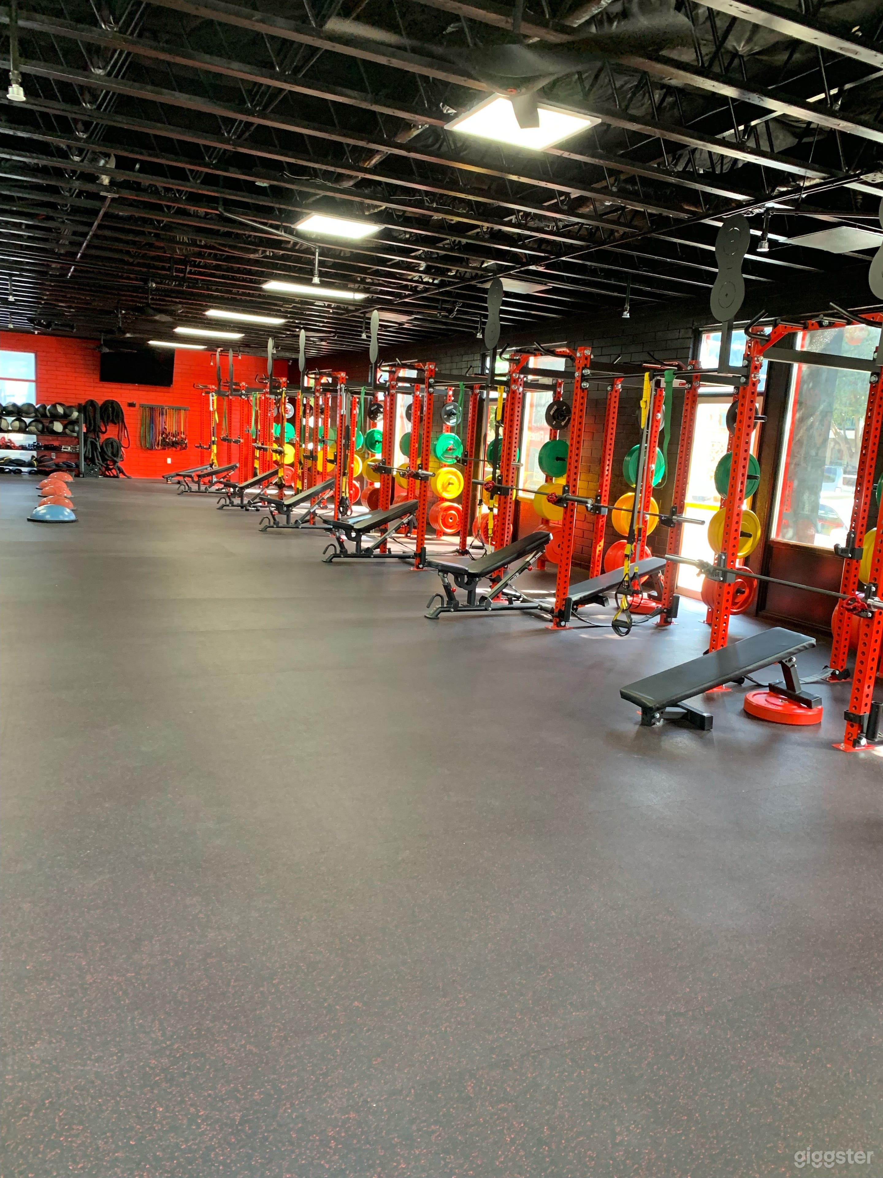 Spacious Fitness Facility Photo 2