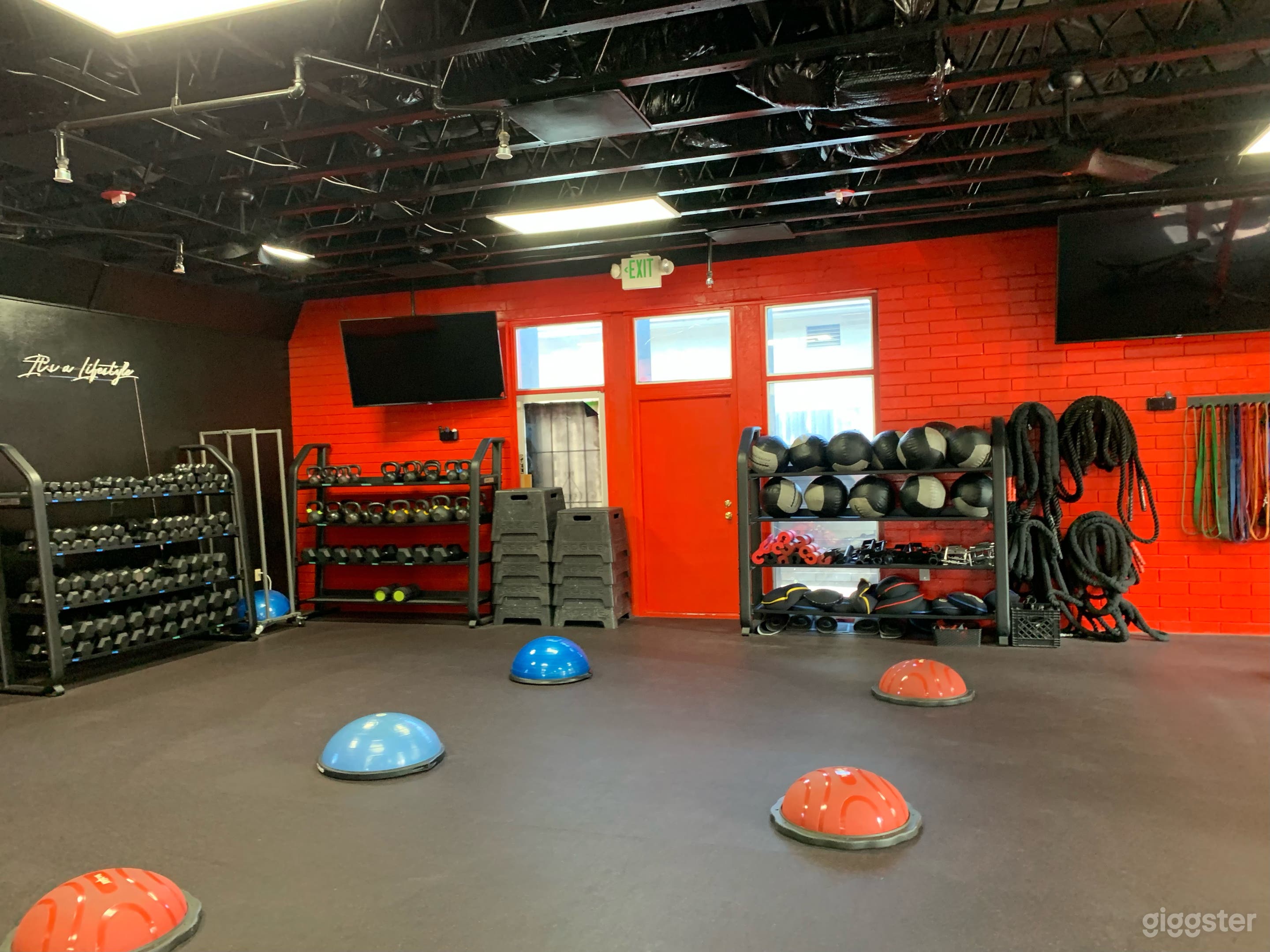 Spacious Fitness Facility Photo 3