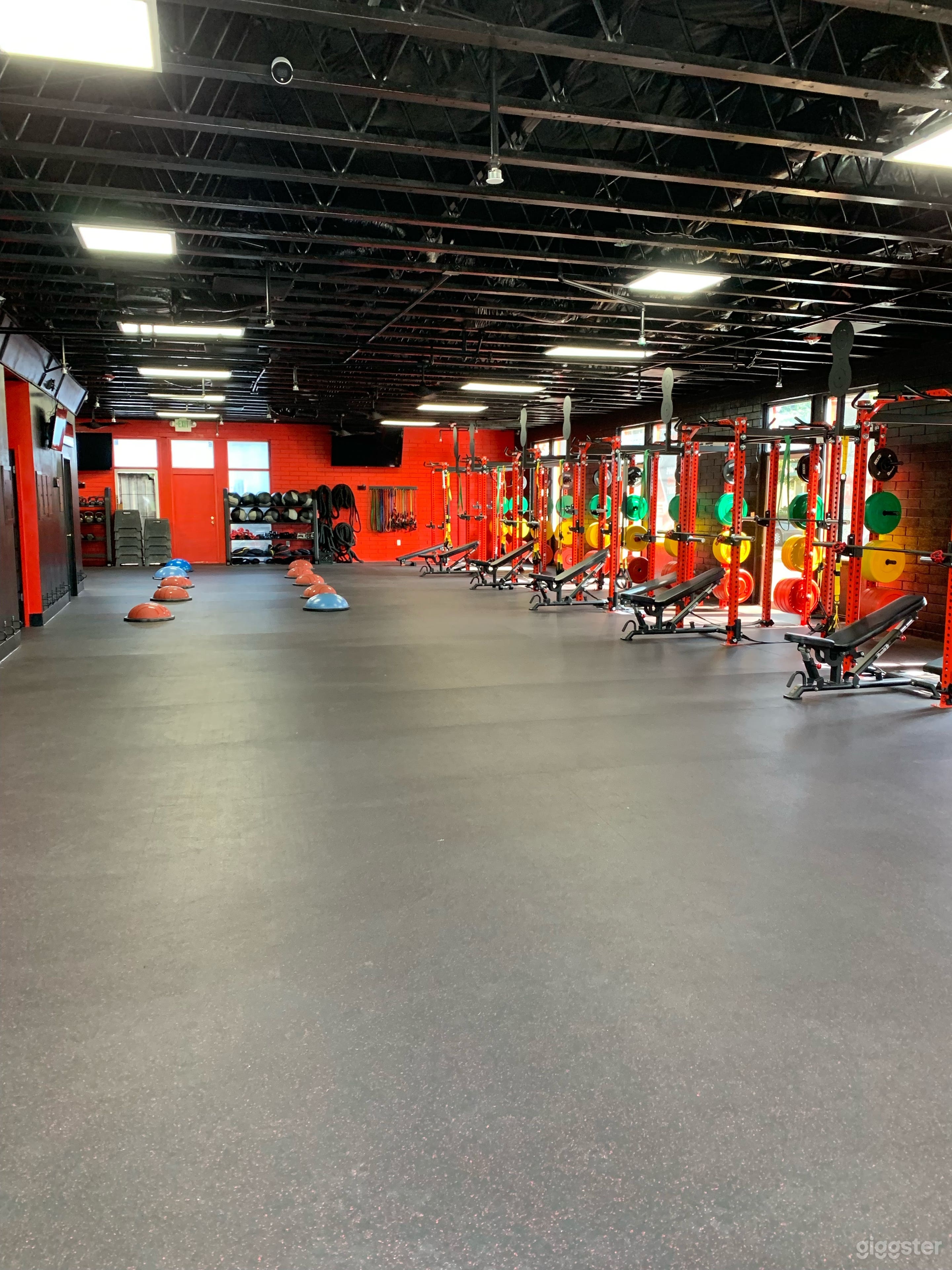 Spacious Fitness Facility Photo 4