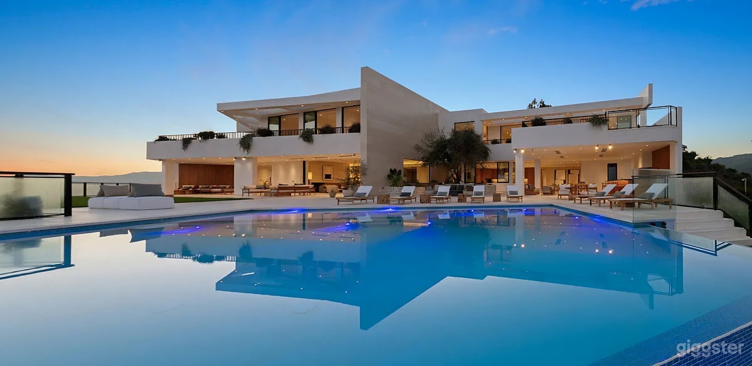 LUXE OVERLOOKING POOL Photo 4