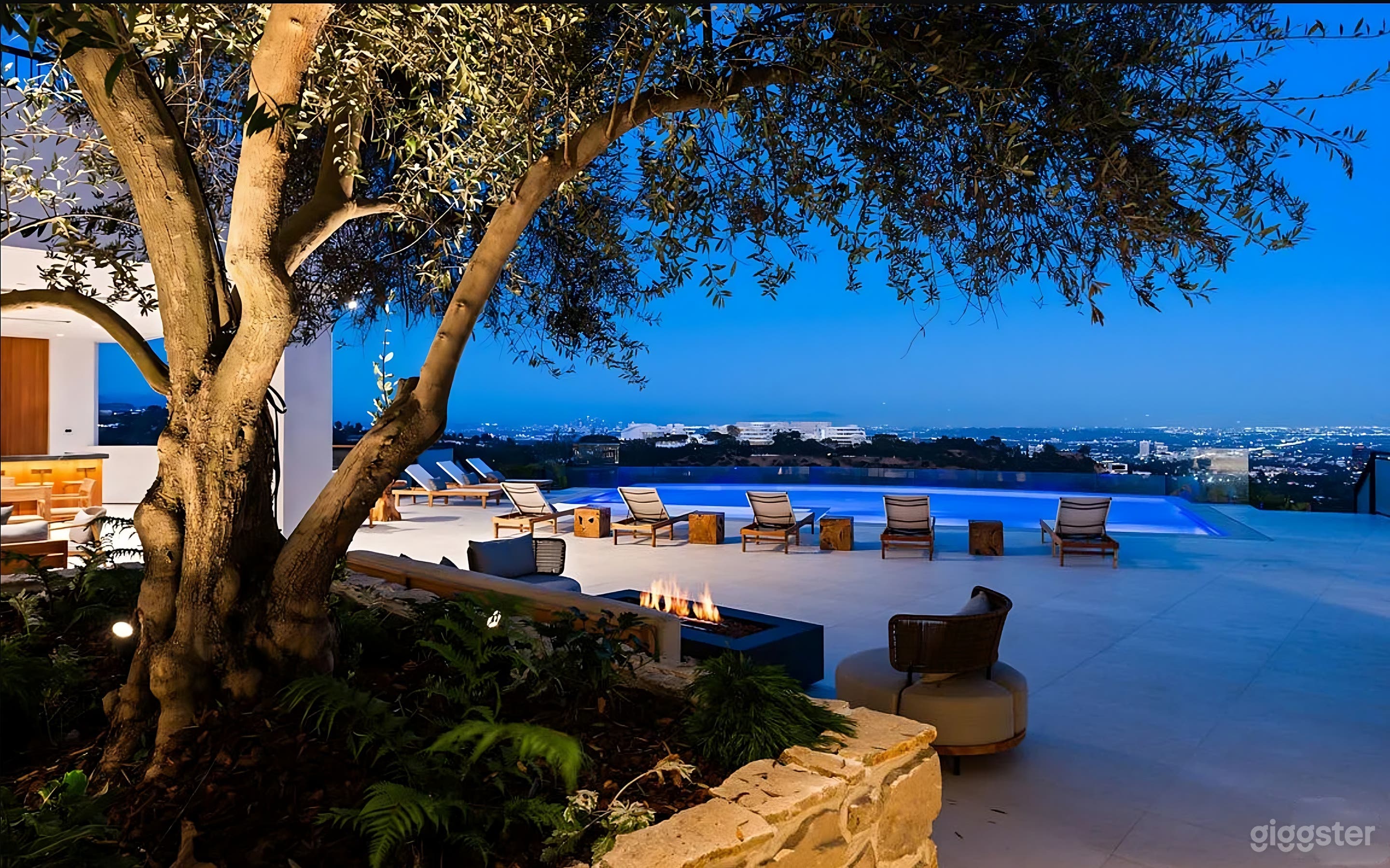 LUXE OVERLOOKING POOL Photo 2