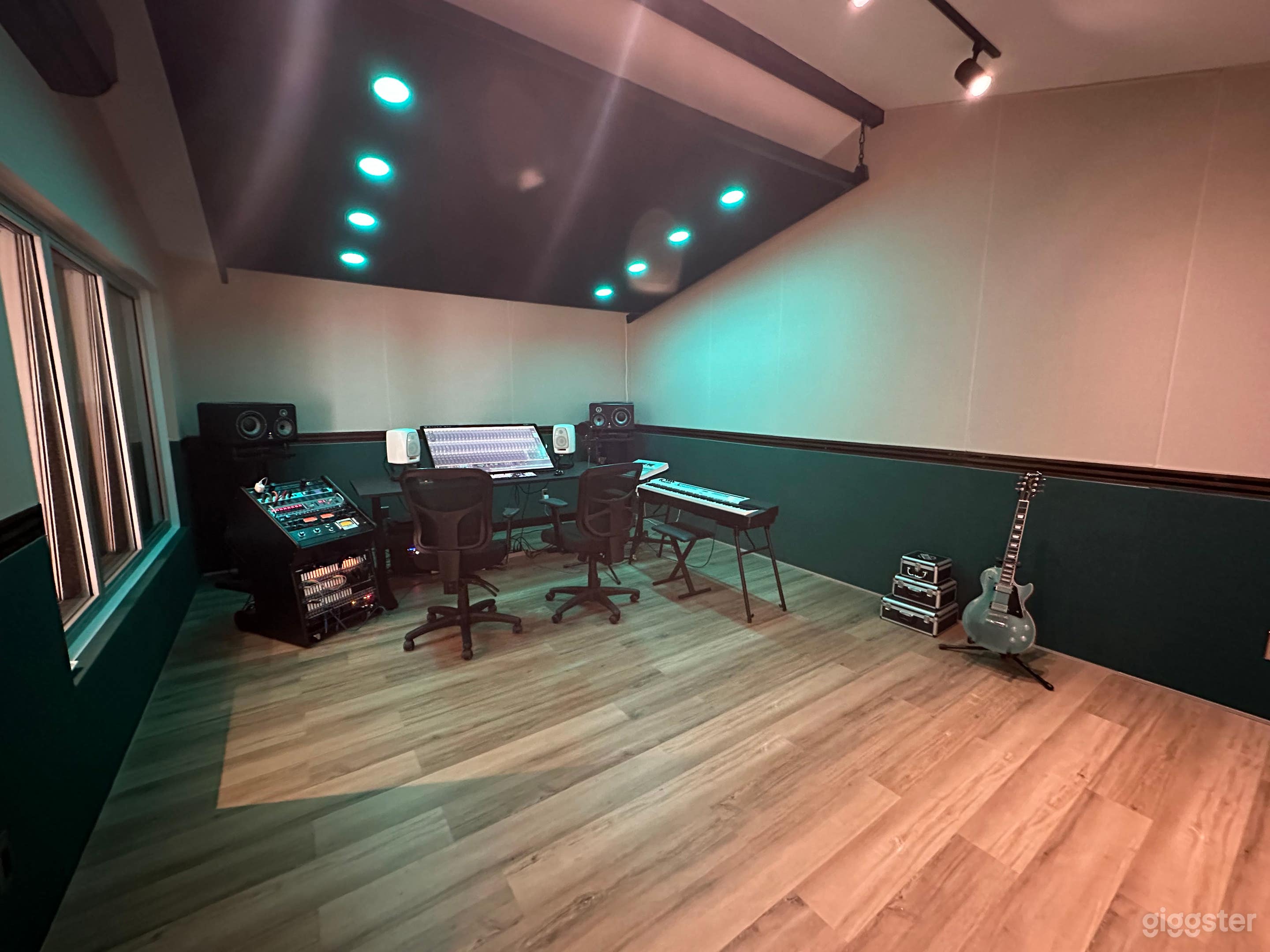 Private Neighborhood Eclectic Multi-Use Studio wit Photo 3