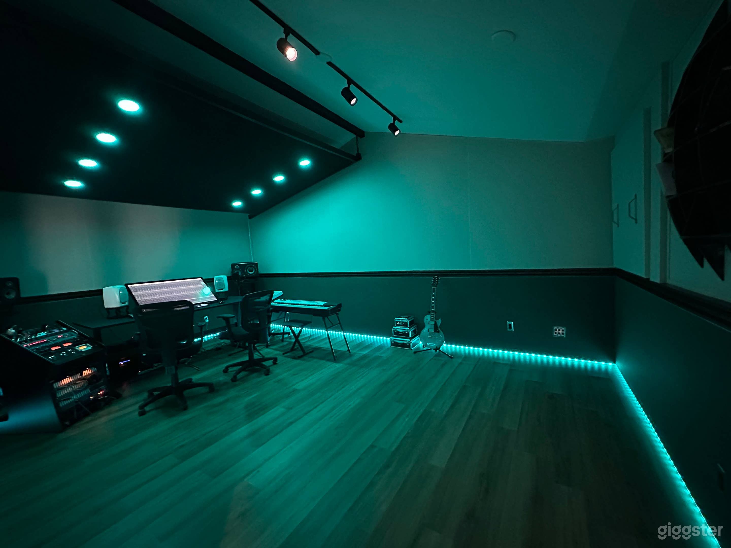 Private Neighborhood Eclectic Multi-Use Studio wit Photo 4