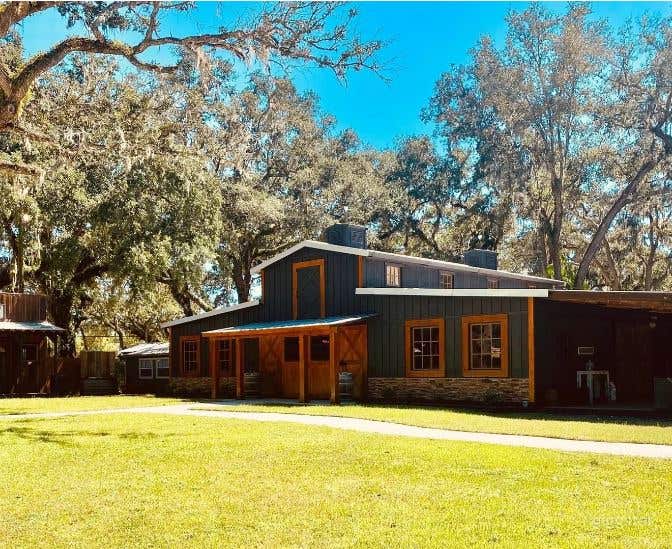 Rustic Barn Venue with Beautiful Courtyard Photo 1