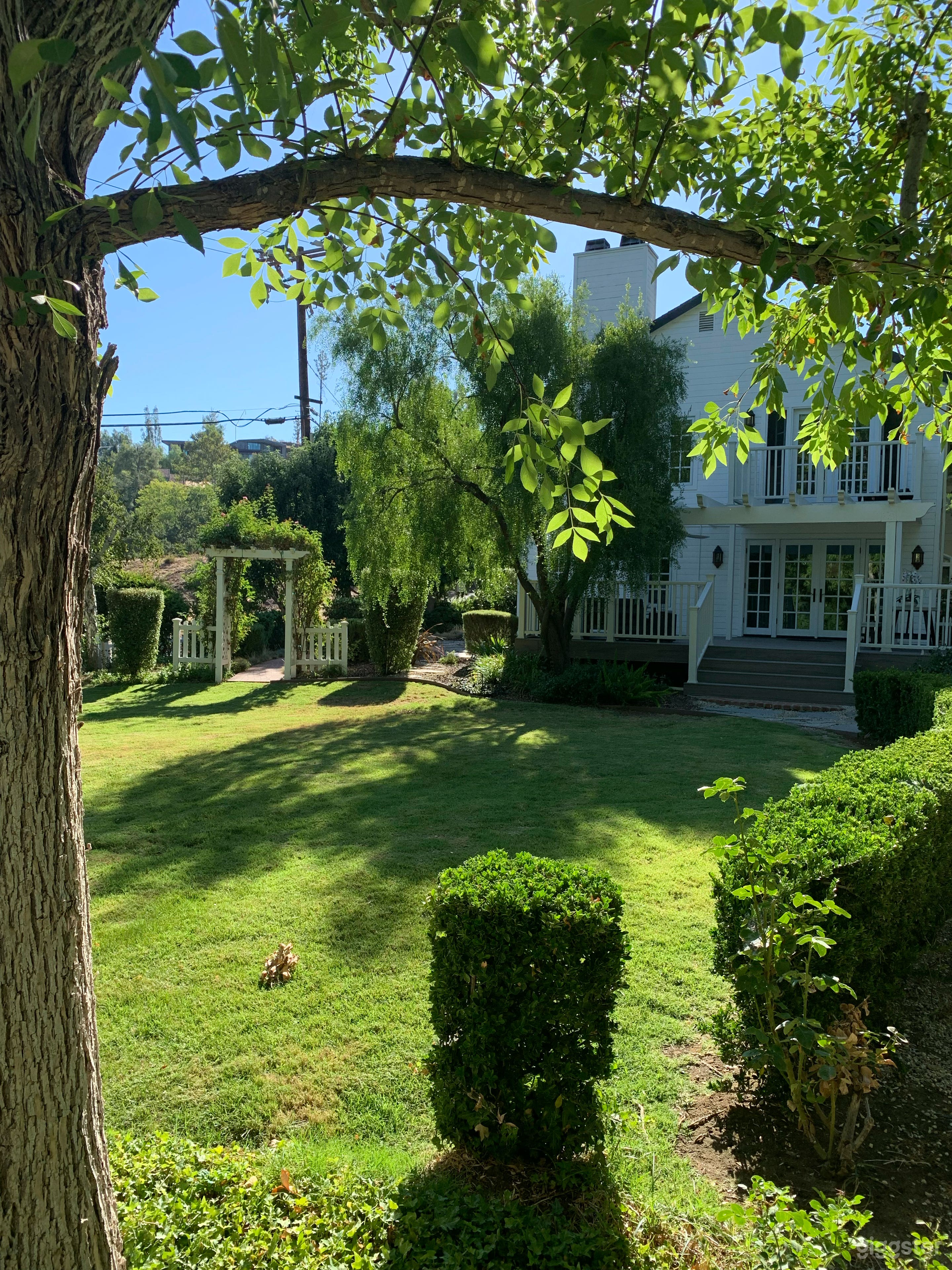 Ideal Cape Cod Country Home in Malibu Lake Photo 4