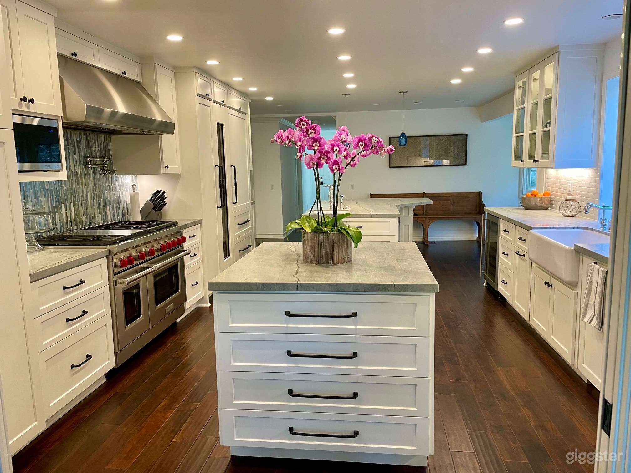 Ideal Cape Cod Country Home in Malibu Lake Photo 3