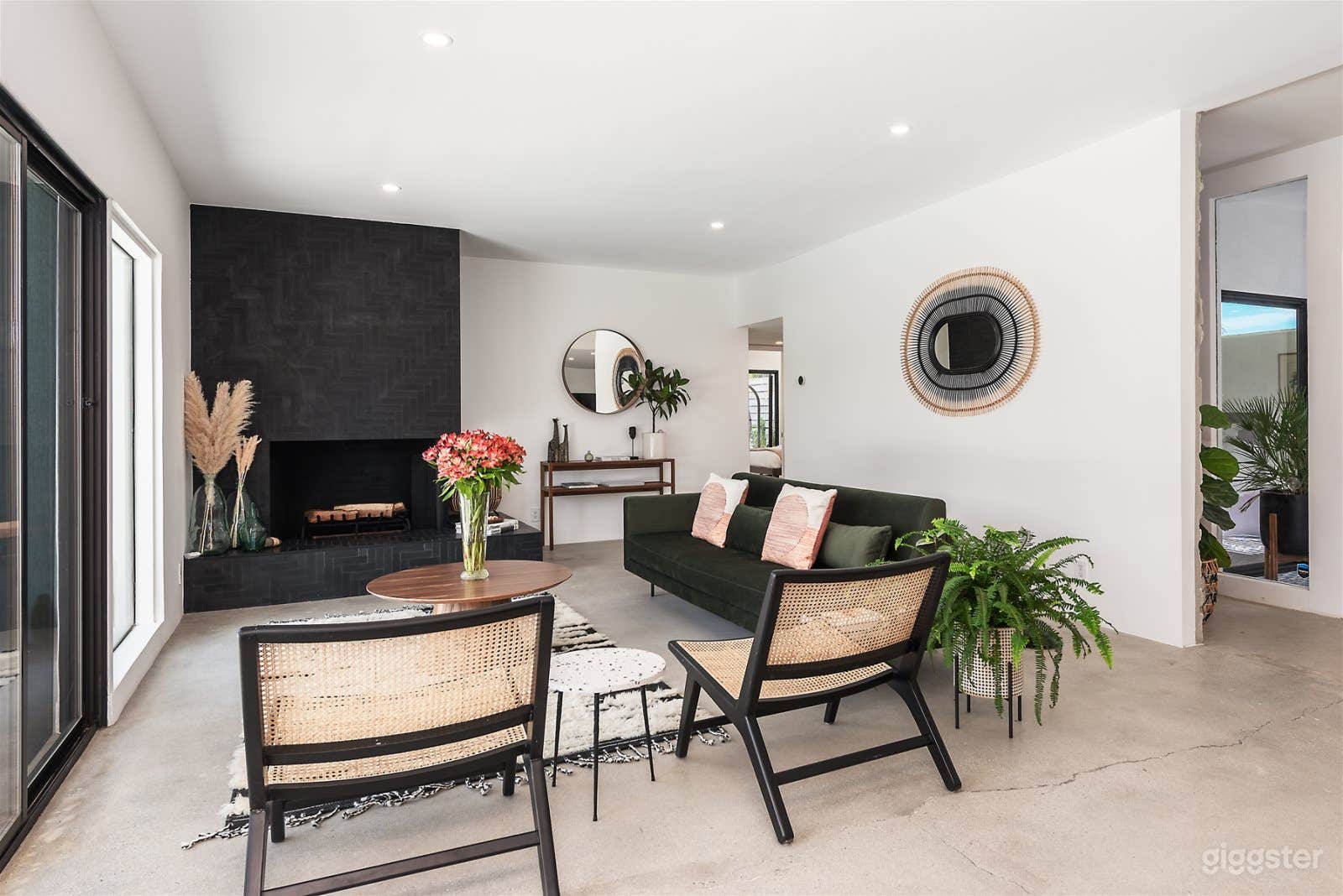 Mid Century Modern Gem Photo 4