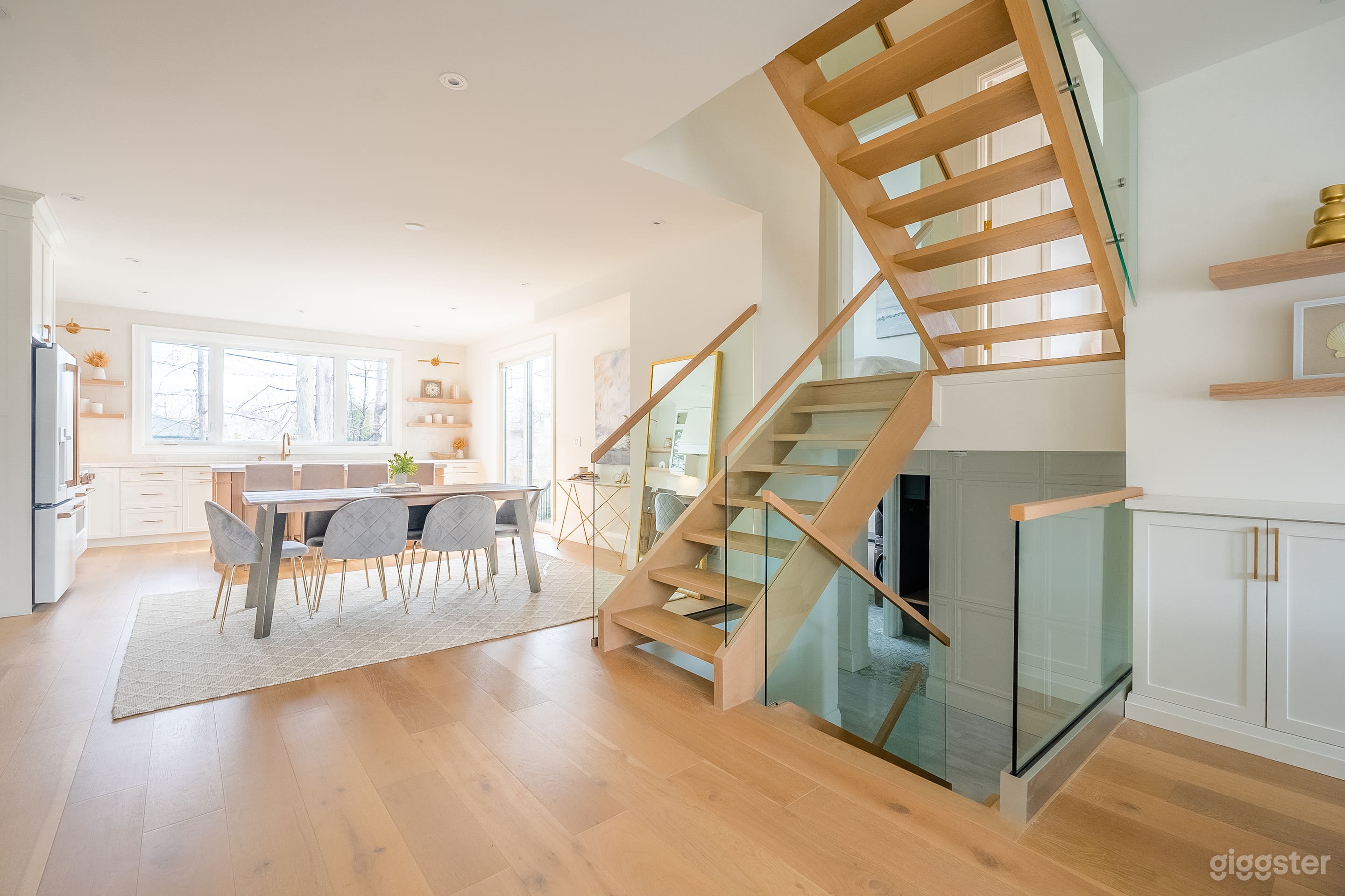 Luxury Home - 5 min from airport, 15 to downtown Photo 2