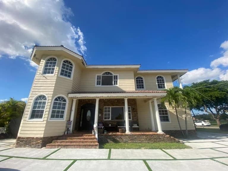  Luxurious Miami Pool Mansion Estate  