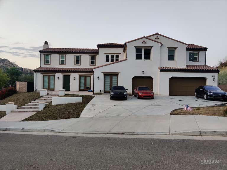  Large house  w/ movie theater and custom upgrades! 