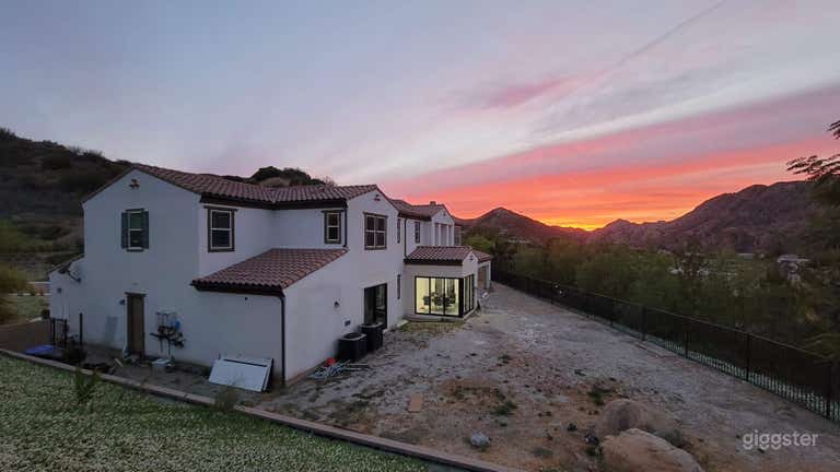  Large house  w/ movie theater and custom upgrades! 