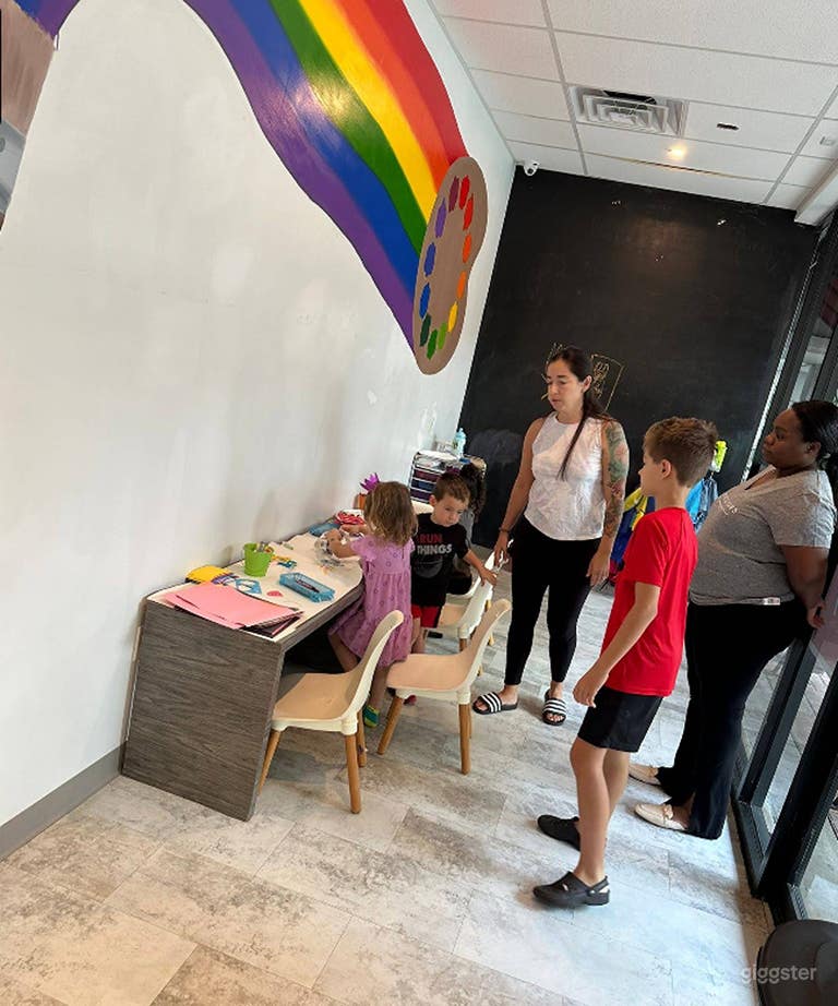 Sala versátil de 350 pies cuadrados para fiestas, talleres y clases 