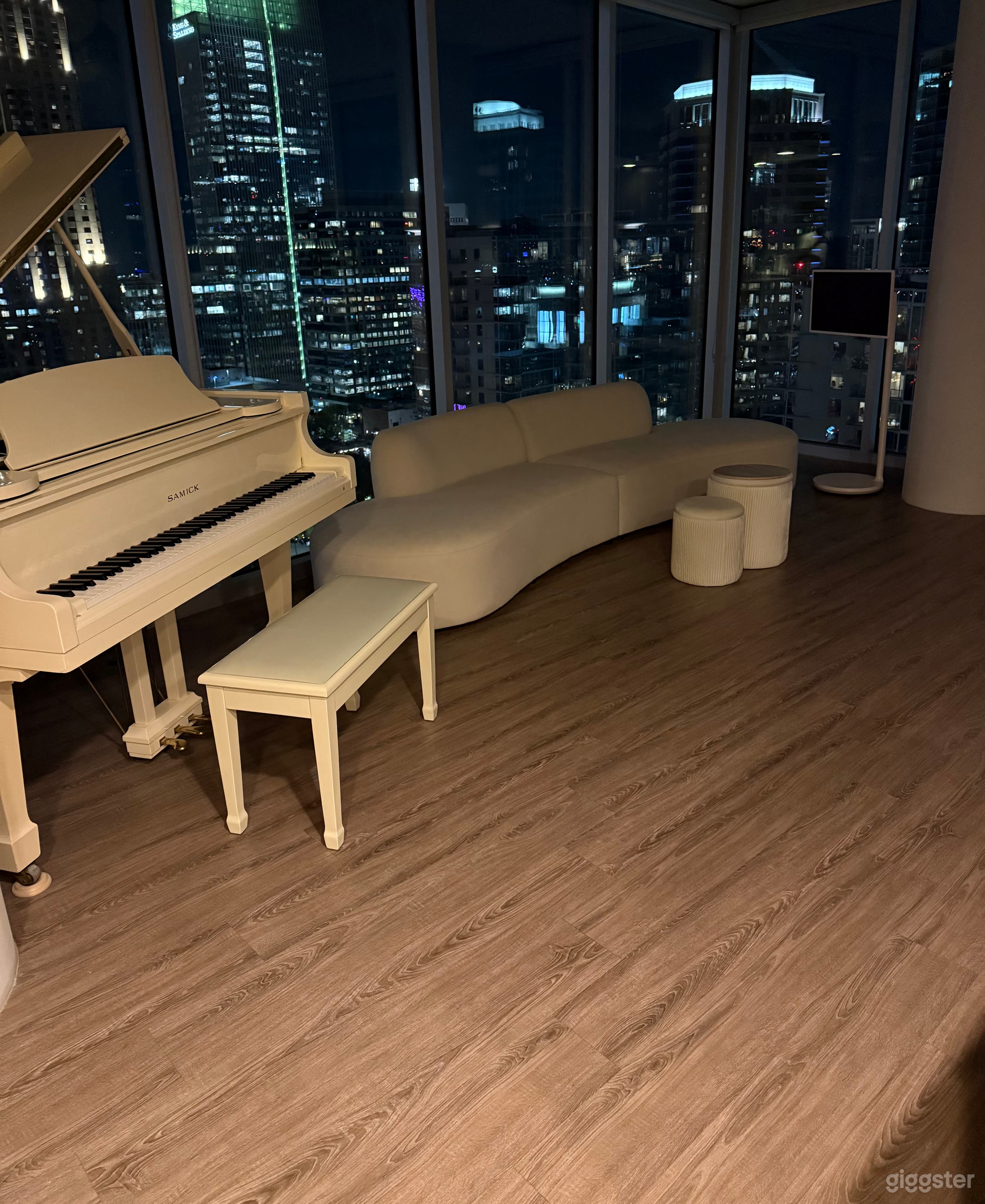 Modern Atlanta Penthouse with Unmatched Skyline Views Photo 4