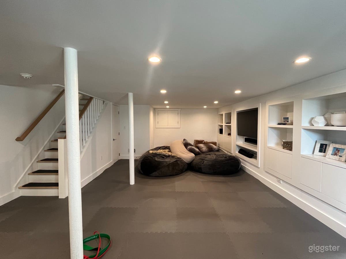 Modern, stylish suburban home w/beautiful kitchen! Photo 4