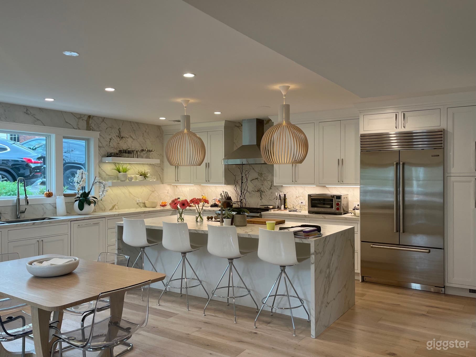 Modern, stylish suburban home w/beautiful kitchen! Photo 1