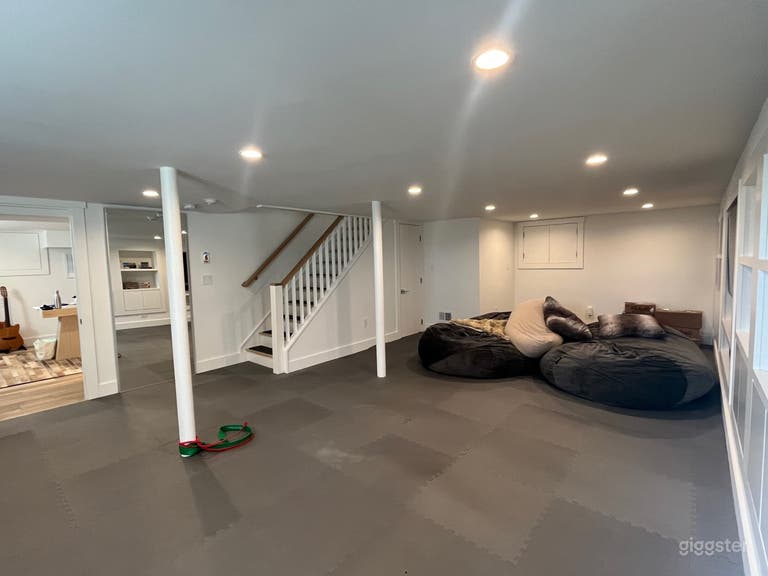  Modern, stylish suburban home w/beautiful kitchen! 