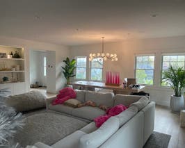  Modern, stylish suburban home w/beautiful kitchen! 