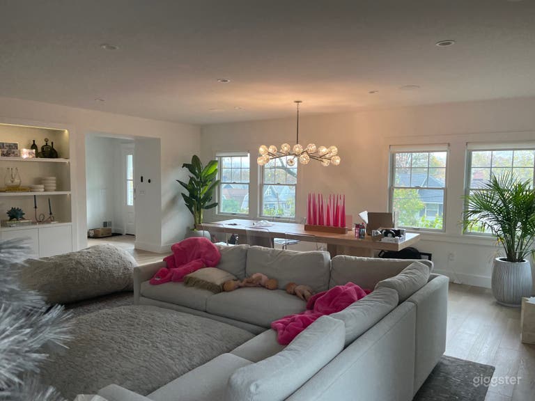  Modern, stylish suburban home w/beautiful kitchen! 