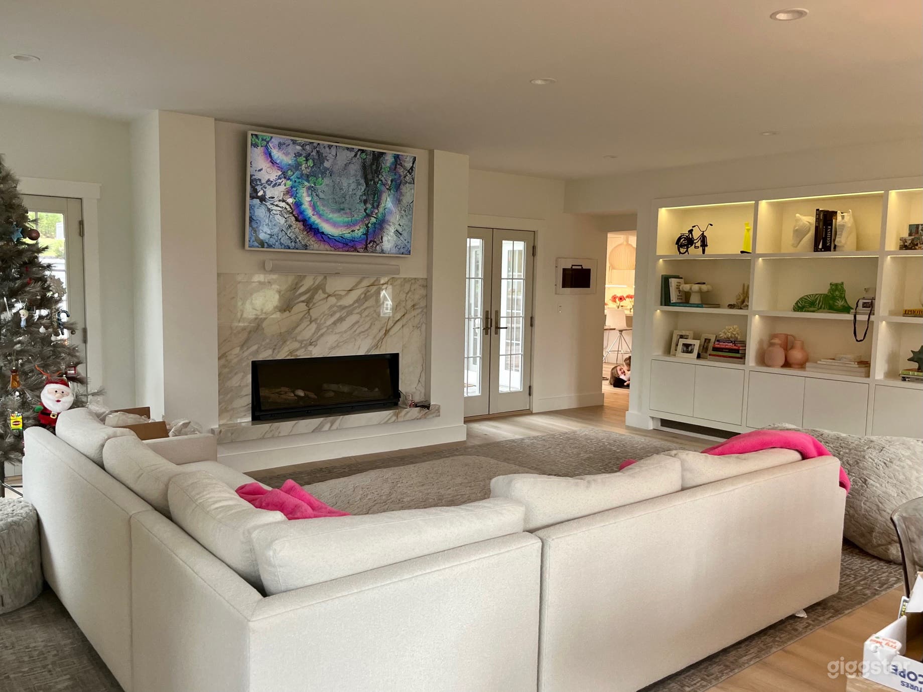 Modern, stylish suburban home w/beautiful kitchen! Photo 2