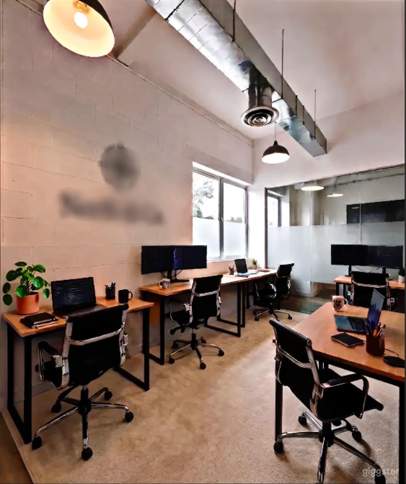 5-Person Office With Window Photo 1