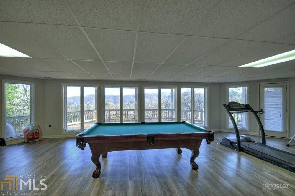 Large, Beautiful home with Amazing Mountain Views Photo 4