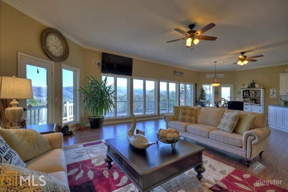 Large, Beautiful home with Amazing Mountain Views Photo 3