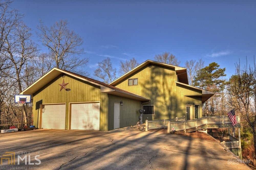 Large, Beautiful home with Amazing Mountain Views Photo 1