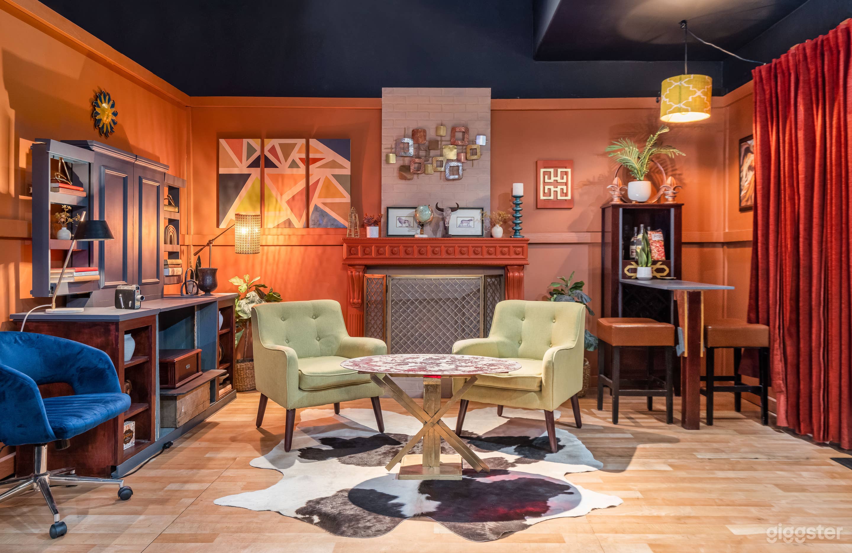 Van Nuys Vintage Studio w/ Cyc, Bar, Stage &amp; More Photo 1