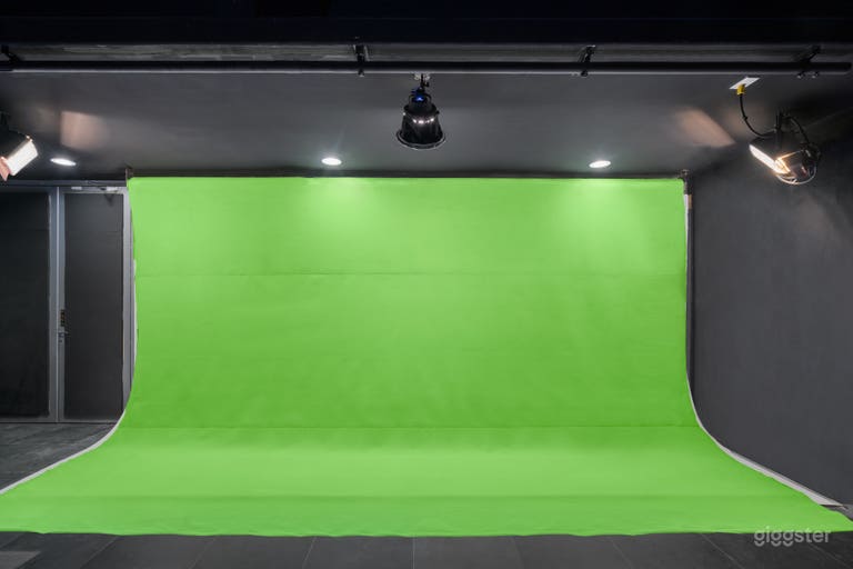  Van Nuys Vintage Studio w/ Cyc, Bar, Stage & More 