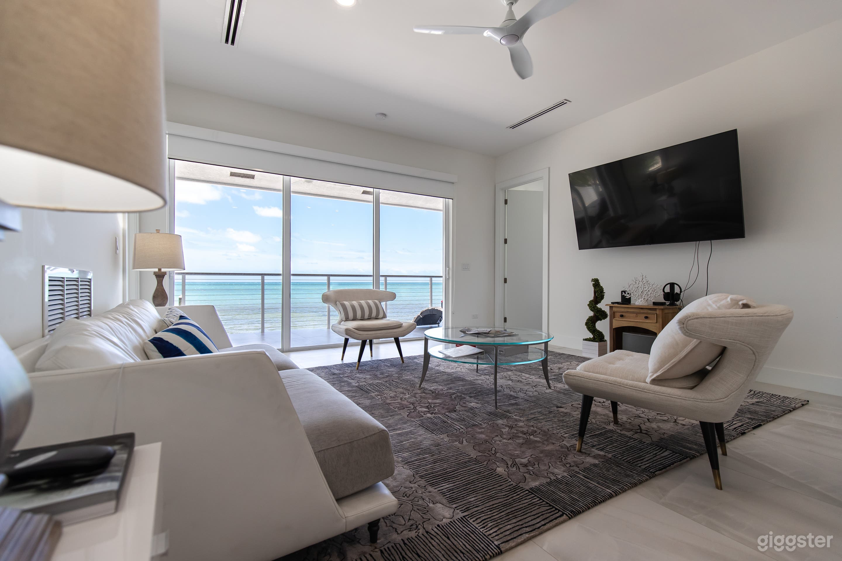 Oceanfront estate 4 bedrooms over 4k sqft ++ Photo 2