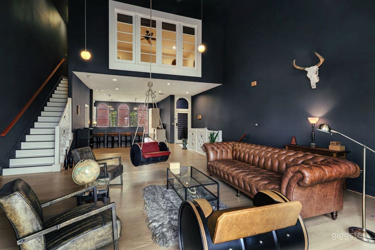  Gentleman's Lounge with Swing 