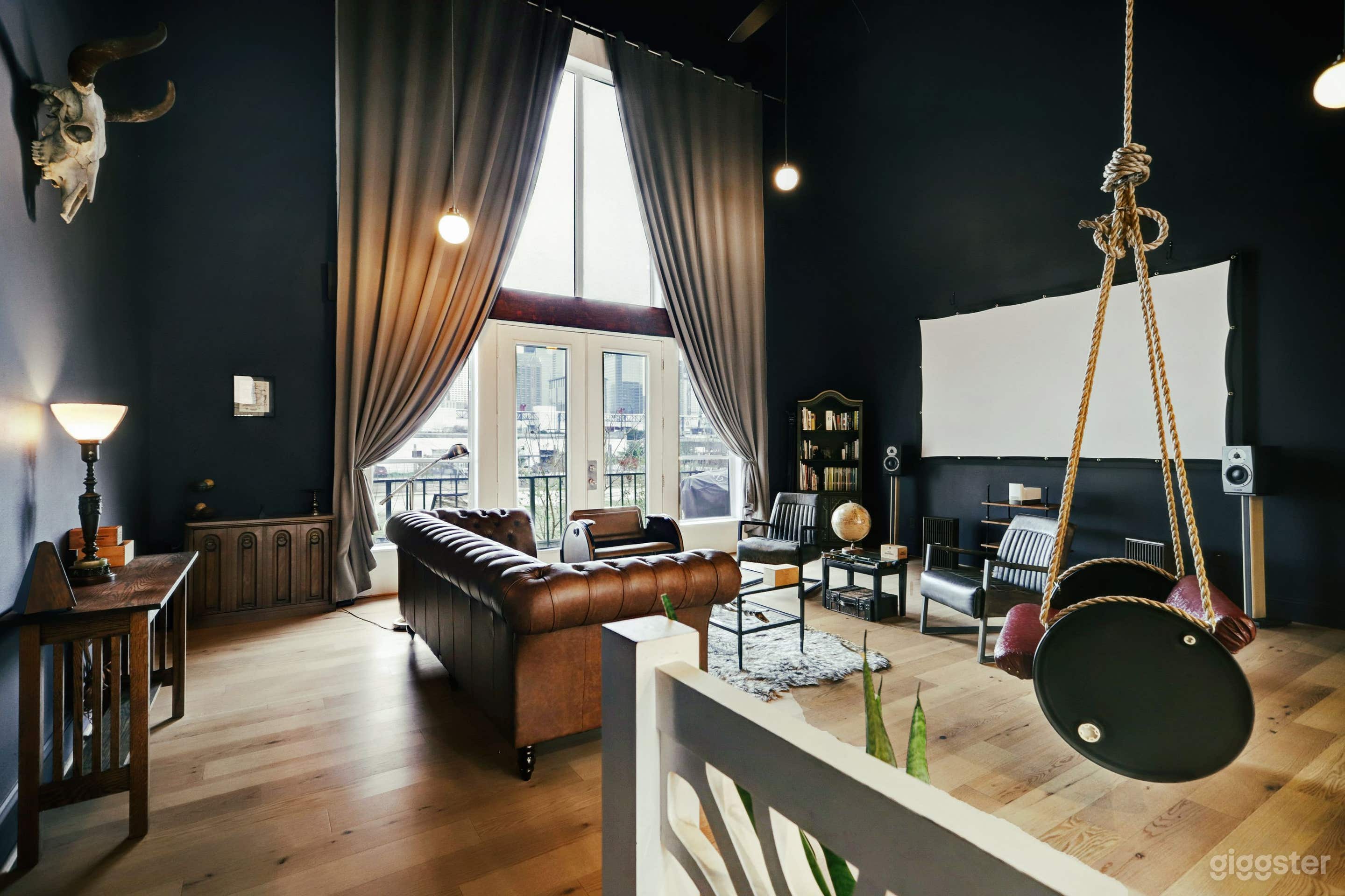 Gentleman's Lounge with Swing Photo 4