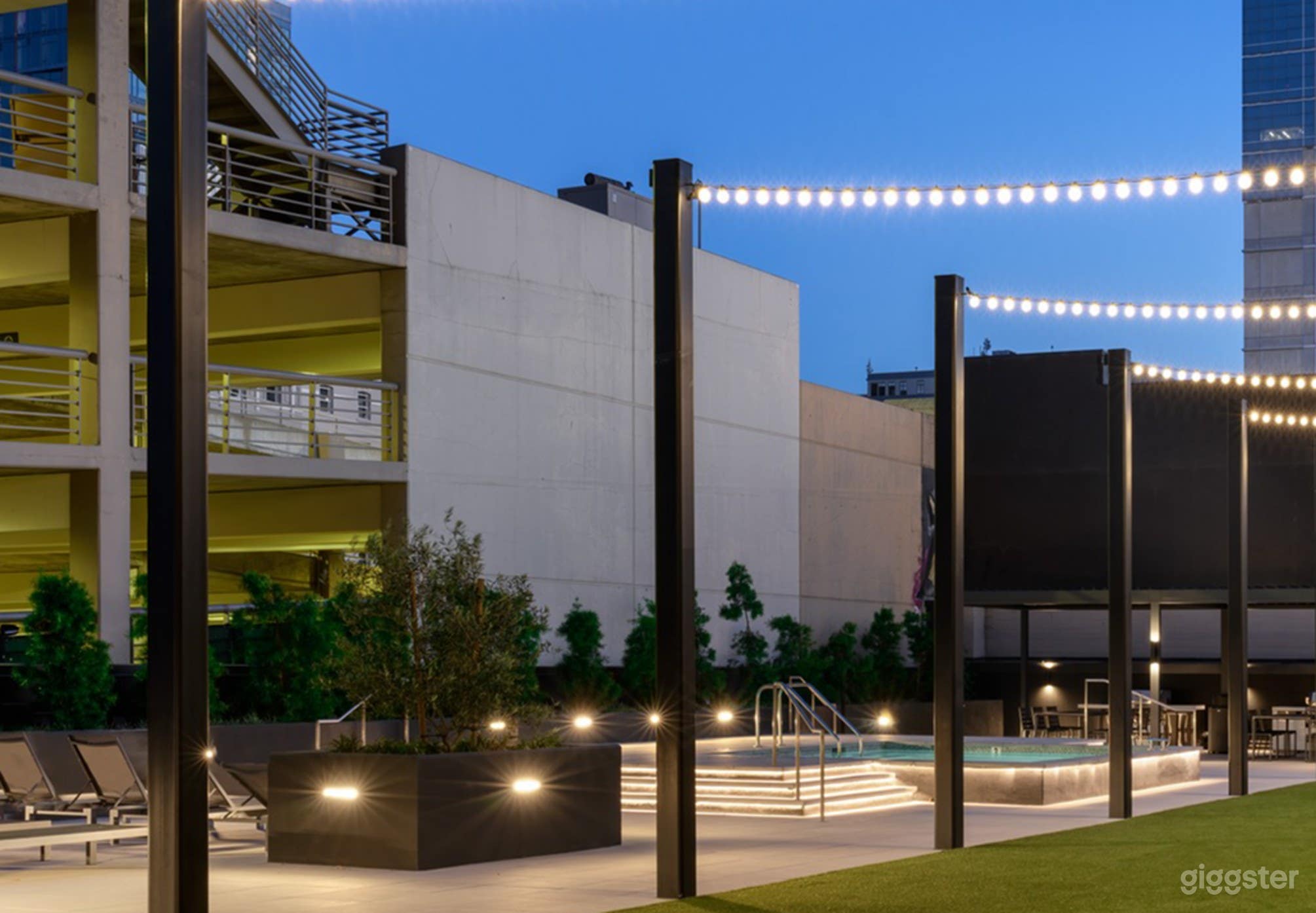 Modern &amp; Elegant Outdoor Private Pool Retreat Photo 4