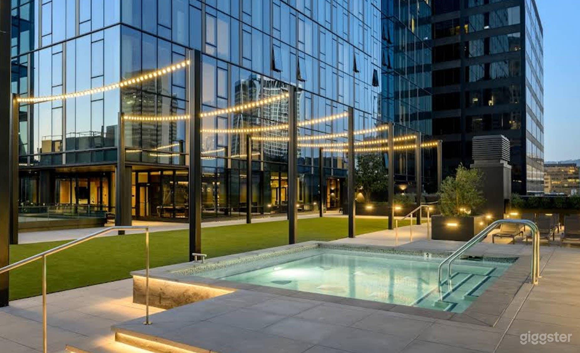 Modern &amp; Elegant Outdoor Private Pool Retreat Photo 1