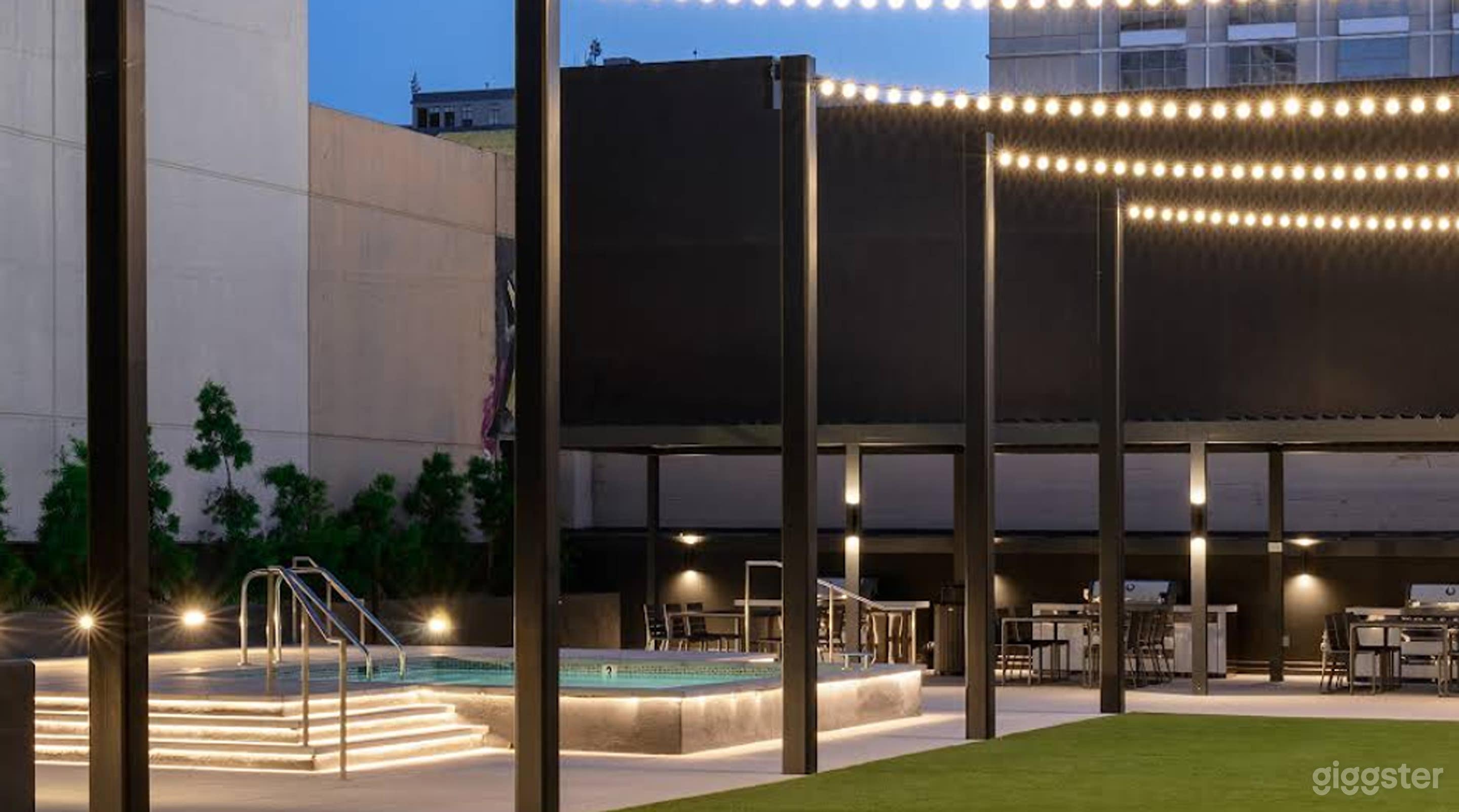 Modern &amp; Elegant Outdoor Private Pool Retreat Photo 2