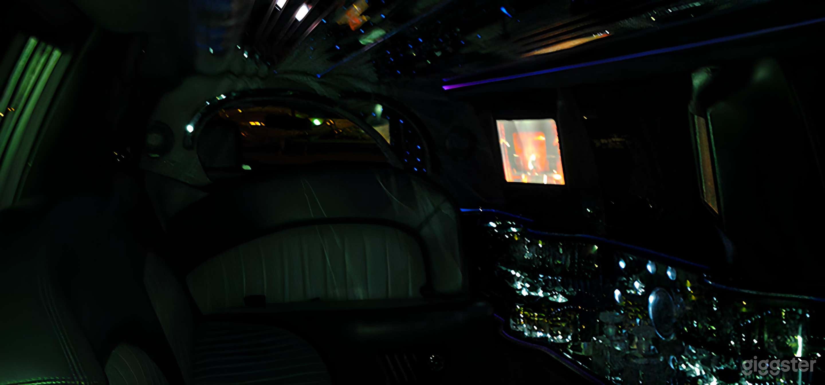 SUV Lincoln Navigator Stretch Limousine Photo 4